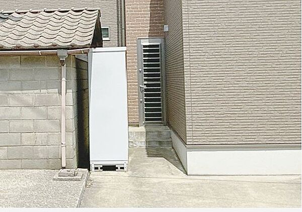 浴室横北面には簡易物置があります。