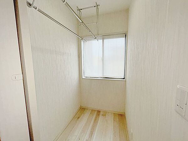 2階にはサンルームが設置されています。雨の日や冬場の洗濯物干しスペースとなります。