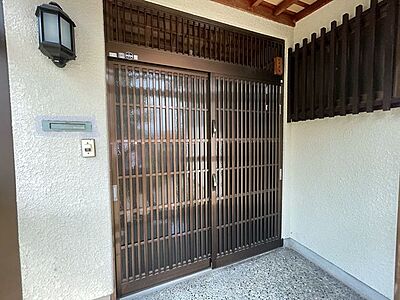 外観:【リフォーム中】玄関サッシです。 外観:【リフォーム中】玄関サッシです。