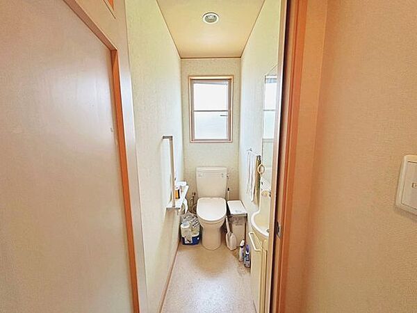 【同仕様写真】2階トイレになります。既存のトイレを撤去し、ジャニス製の洗浄機能付きトイレを新設予定。クロス張替え、クッションフロア張り、換気扇交換、手すり新設を予定しております。