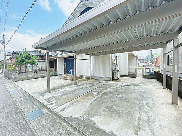 【リフォーム中】駐車場になります。並列4台駐車可能、2台分はカーポート付きです。