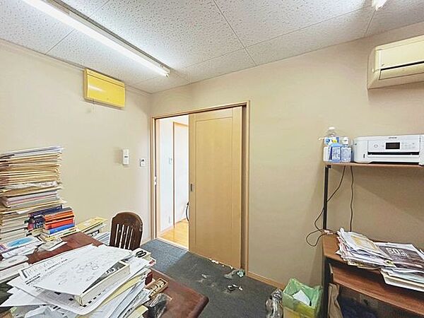 【リフォーム中】1階約5帖洋室になります。クロス張替え、照明交換を行います。