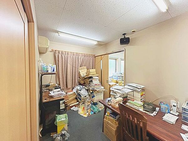 【リフォーム中】1階約5帖洋室の別角度になります。