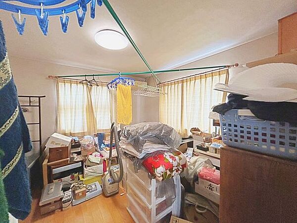 【リフォーム中】2階約6帖洋室になります。クロス張替え、照明交換を行います。