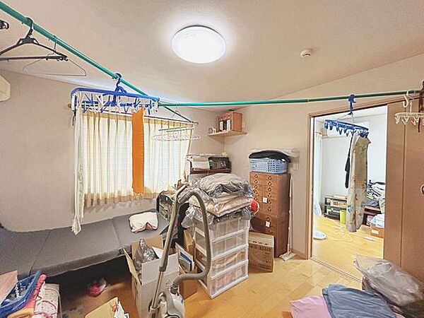 【リフォーム中】2階約8帖洋室になります。約12帖洋室に間取り変更、クロス張替え、、フロアタイル重張、照明交換、建具新設を行います。