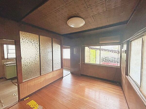 【現況販売】1階約6帖洋室になります。