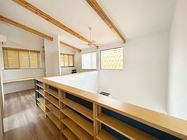 【リフォーム中】2階廊下から見た吹き抜けです。造り付けの本棚には、趣味の本や漫画などたくさん収納できます。
