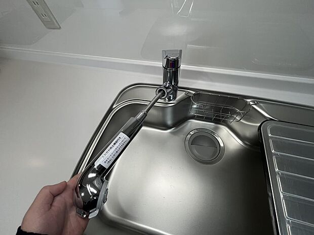 【リフォーム後/シンク】新品交換するキッチンの水栓金具はノズルが伸びてシンクのお手入れもラクラクです。水栓本体には浄水機能が内蔵されていて、おいしいお水をつくります。？？