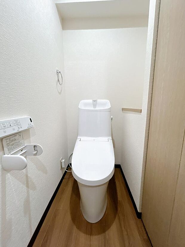 【リフォーム後】トイレはLIXIL製の温水洗浄機能付きに新品交換します。キズや汚れが付きにくい加工が施してあるのでお手入れが簡単です。直接肌に触れるトイレは新品が嬉しいですよね。