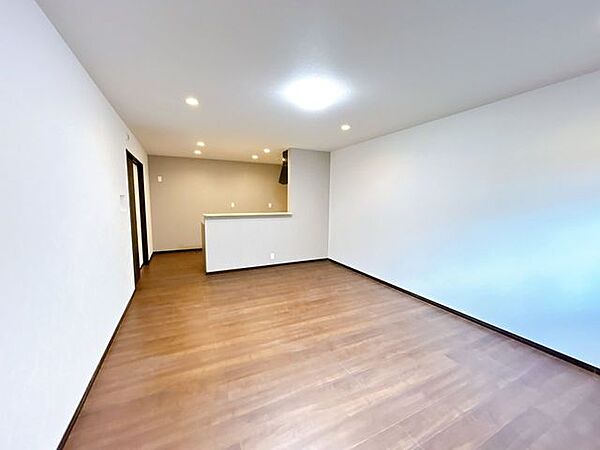 【リフォーム済/リビング】現在和室の続き間となっている部屋をリビングへとRFいたしました。キッチンの新設、クロス張替、フローリング張替等行いました。