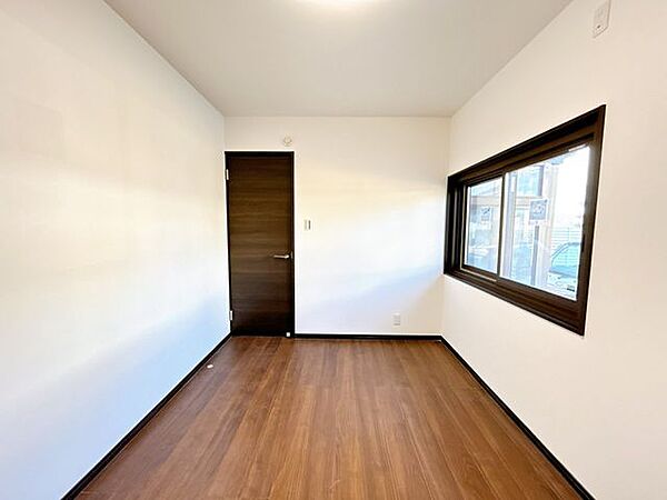 【リフォーム済/1F洋室】リビング横の洋室の写真になります。クロスの張替、照明交換、フローリング張替等行いました。