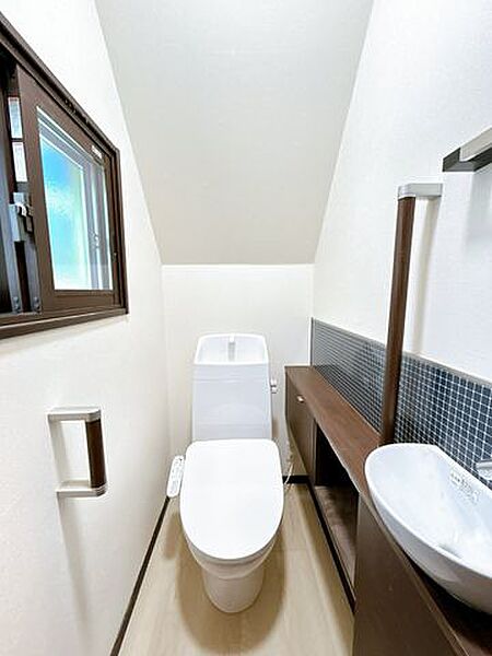 【リフォーム済/トイレ】トイレの写真になります。便器交換、CF重張、照明交換等行いました。ジャニス製のものに新品交換しております。