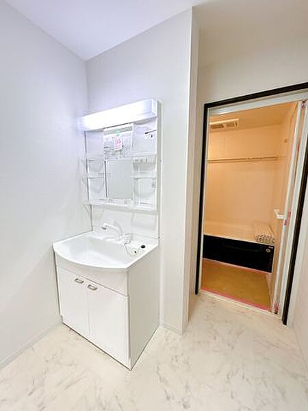 【リフォーム済/洗面所】洗面所の写真になります。洗面台はパナソニック製のものに新品交換予定です。