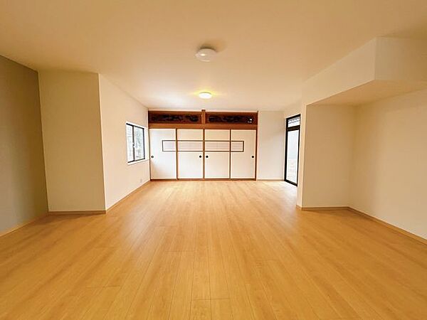 【リフォーム済/リビング】リビングの写真になります。現在はDKとなっていますが、和室2部屋と合わせてリビングに変更予定です。キッチン交換、照明交換等行います。