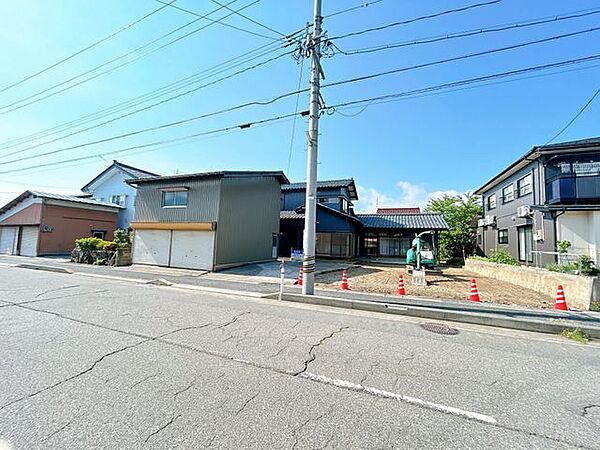 【駐車場】駐車は3台以上可能です。前面道路も広々としておりますので運転には困りません。