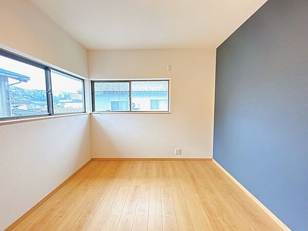 【リフォーム済/2F東側洋室】2F東側5.5帖の洋室の写真になります。クロスの張替え、照明交換、フローリング張等行いました。