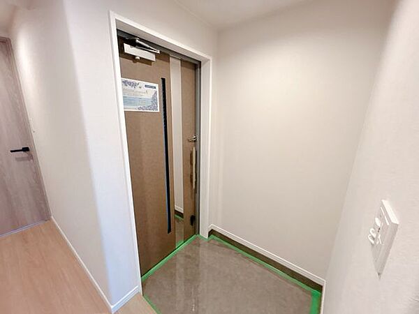 【リフォーム済み】玄関は壁・天井のクロスを張り替え、床のフローリング張り替えが行われております。