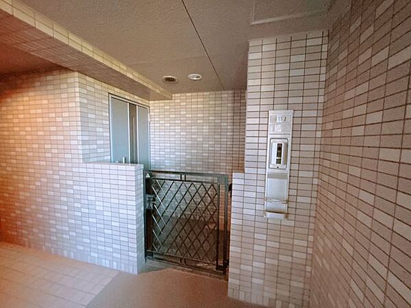 【玄関】お部屋は4階の角部屋です。エレベーターから降りてすぐのお部屋ですので、たくさんお買い物をした後でも、安心ですね。