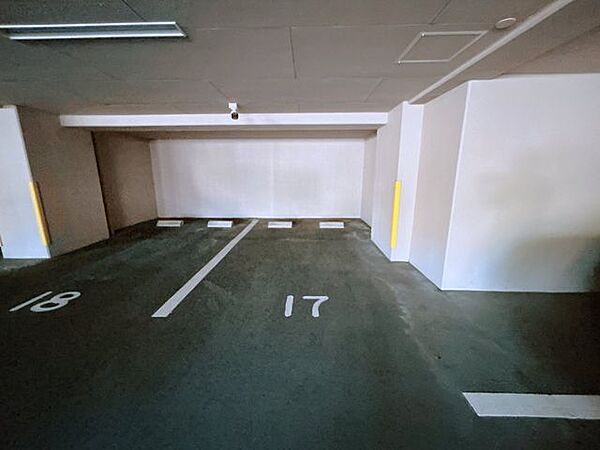 【駐車場】こちらのお部屋には写真の区画の駐車場がございます。