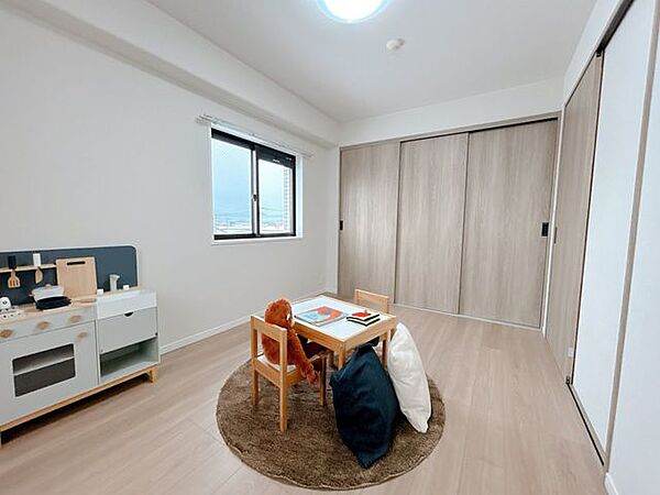 【リフォーム済み】南側の寝室6.0帖は壁・天井のクロス張り替えと床のフローリング張り替えが行われております。収納もございますので、お子様のお部屋としてお使いになられてはいかがでしょうか。