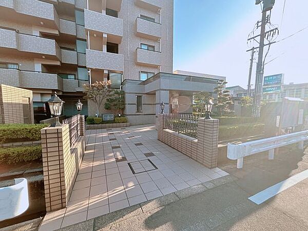 【建物入口】建物の入り口もきれいに清掃されており、管理の行き届いているマンションです。