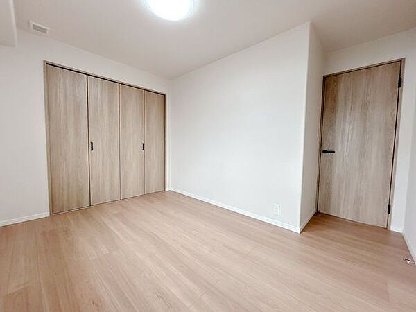 【リフォーム済み】北側6.2帖の寝室は建具も新品に交換されています。収納もございますので、お子様のお部屋としてお使いになられてはいかがでしょうか。
