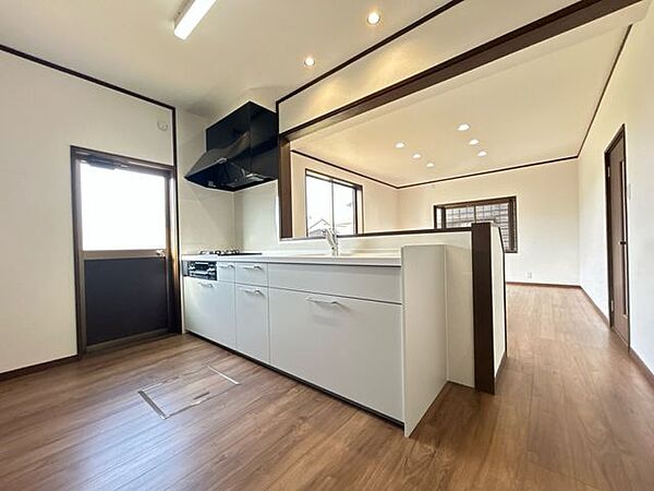 【リフォーム済】キッチンは永大産業製の新品に交換しました。素材は人工大理石になっており、水垢や汚れが目立ちません。