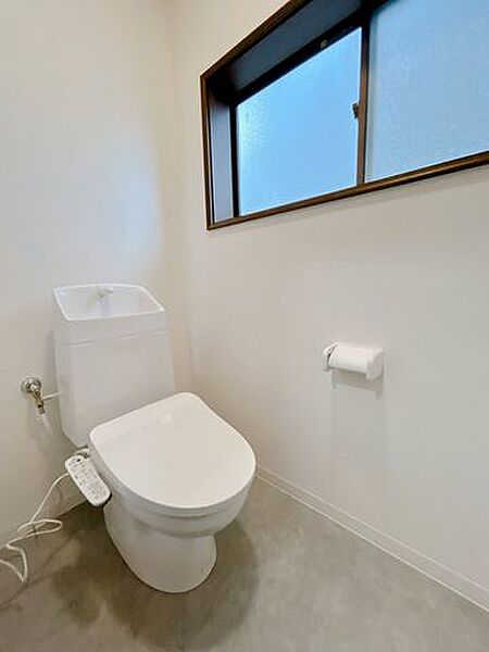 【リフォーム済】トイレは新品交換をさせていただきました。温水洗浄便座機能付きです。