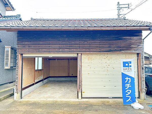 【駐車場】物置としても活用できますね。