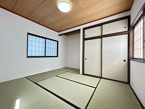 【リフォーム済】2階7畳和室です。壁天井クロスの張替、照明の新品交換、畳の表替えをさせていただきました。