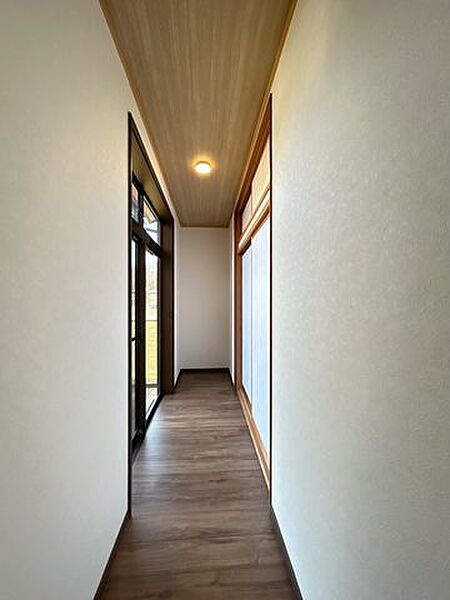 【リフォーム済】1階和室前の縁側です。壁クロスの張替えを行わせていただきました。陽当りが良く気持ちいいですよ。
