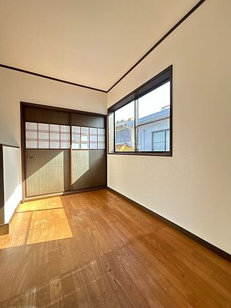 【リフォーム済】2階廊下です。壁天井クロスの張替を行わせていただきました。照明も新品交換を行わせていただきました。
