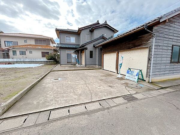 【駐車場】駐車場並列2台駐車可能です。駐車2台分の車庫もありますので合計4第駐車可能です。