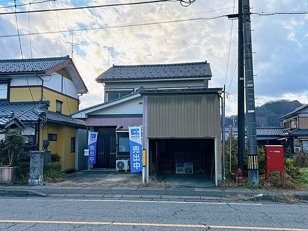 【リフォーム中/別角度外観写真】別角度から撮影した外観写真になります。車庫解体、外壁補修工事を行います。