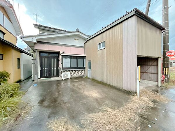 【リフォーム中/駐車場】駐車場の写真になります。駐車は並列2台可能です。車庫は解体予定です。