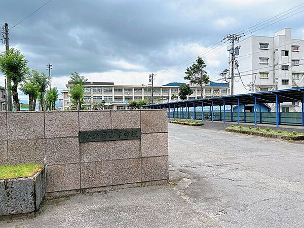 勝山市立勝山南部 【周辺環境/中学校】勝山市立南部中学校まで約1100m（徒歩約14分）です。