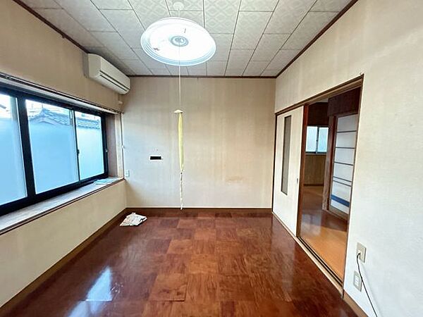 【リフォーム中/洗面所】現在洋室となっている部屋を洗面所へとリフォームいたします。クロスの張替、CF重張、照明交換等行います。