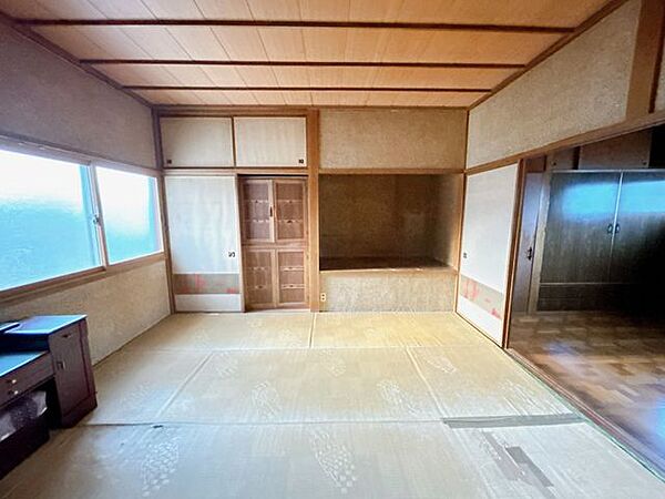 【リフォーム中/2F8帖洋室】現在和室となっている部屋を洋室へとリフォームいたします。クロスの張替え、照明交換等行います。