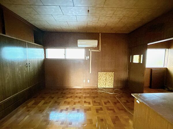 【リフォーム中/2F6帖洋室】別角度から撮影した2F6帖洋室の写真になります。クロスの張替え、照明交換、フローリング重張等行います。