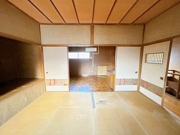 【リフォーム中/2F8帖洋室】現在和室となっている部屋を洋室へとリフォームいたします。クロスの張替え、照明交換等行います。
