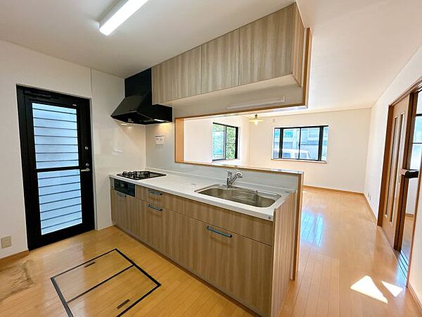 【リフォーム済/リビング】リビングの写真になります。人気の対面キッチン仕様です。キッチンはハウステック製のものに新品交換いたしました。