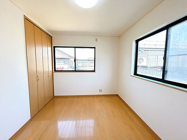 【リフォーム済/2F北東側洋室】2F北東側洋室の写真になります。クロスの張替え、照明交換等行いました。