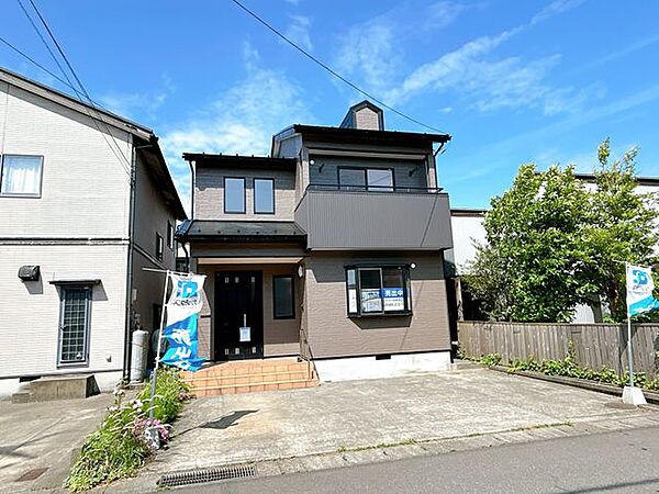 【駐車場】駐車は並列3台可能です。前面道路も広いので運転には困りません。