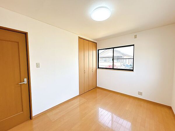 【リフォーム済/2F北東側洋室】2F北東側洋室の写真になります。クロスの張替え、照明交換等行いました。