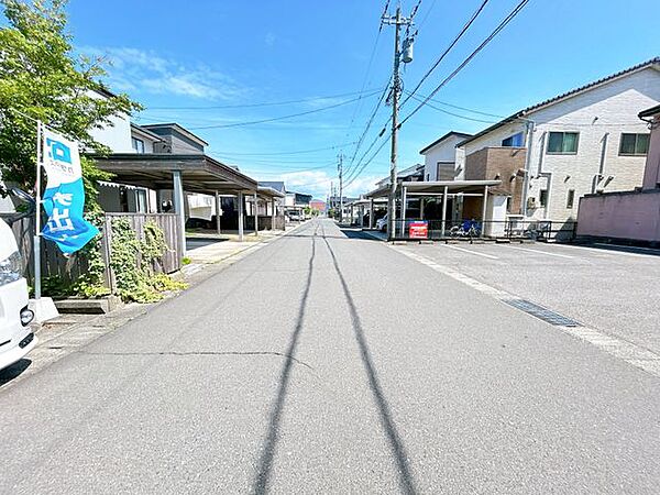 【前面道路】前面道路は幅員約6.0ｍあります。車の出し入れには困りません。