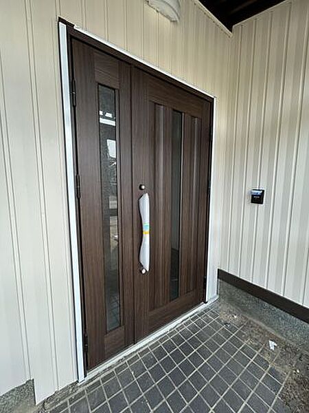 【リフォーム済】玄関扉は開き戸の親子扉に交換いたしました。風除室もありますので雨風が凌げます。