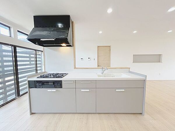 【リフォーム済】キッチンは永大産業製の新品に交換しました。対面式になります。