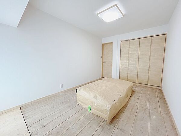 【リフォーム済】客間やお子さまのお昼寝にも便利。押入付きで普段使いの収納にも活用できますね。ハウスクリーニング後に畳敷きを行います。