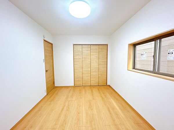 【リフォーム済/1F洋室】元々和室だった部屋を洋室へとリフォームいたしました。クロスの張替え、フローリング仕上げ、照明交換等行いました。