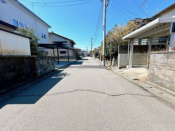 【前面道路】前面道路は幅員約6.0mになります。車の出し入れには困りません。